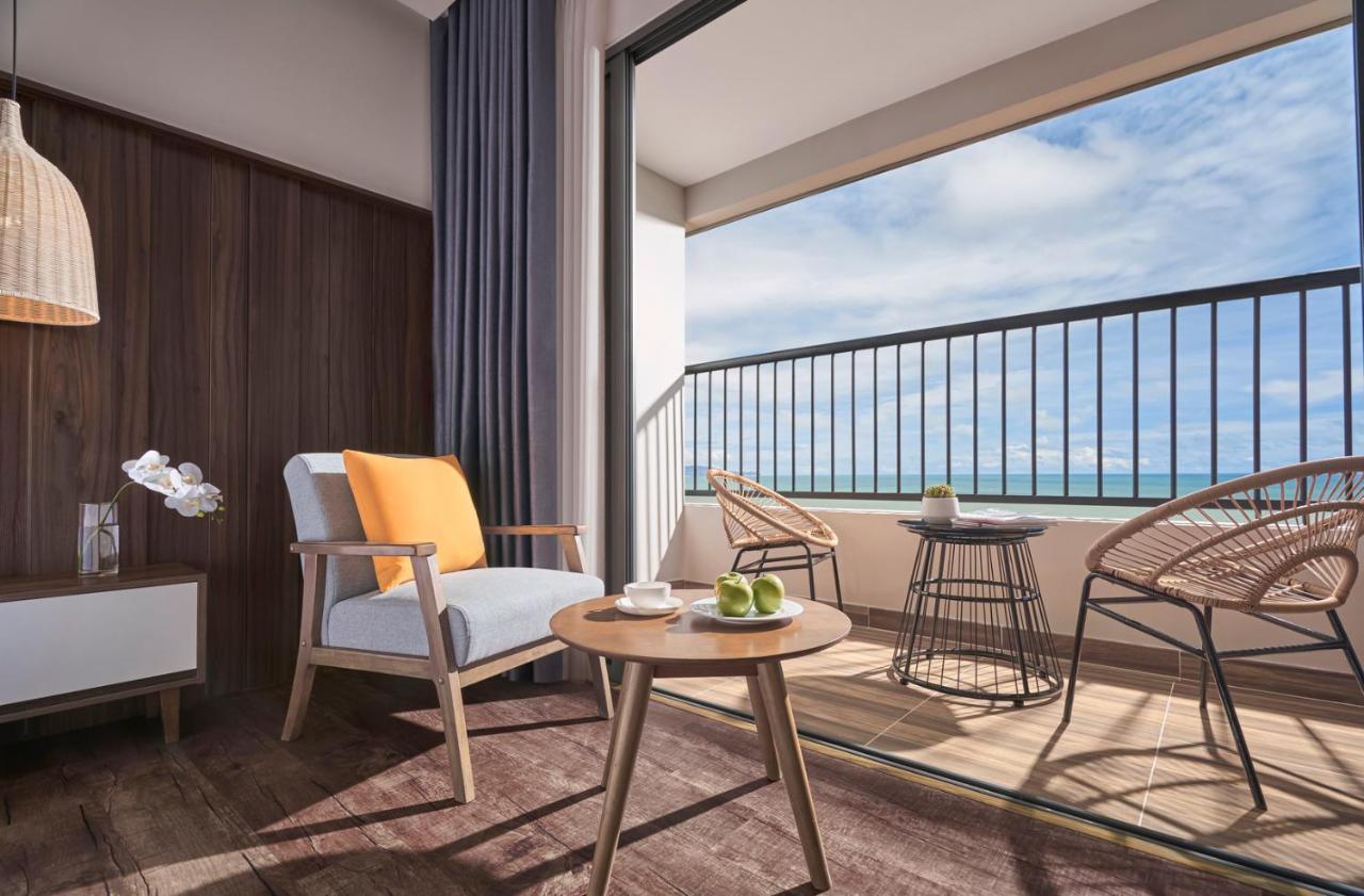 Vias Hotel Vung Tau - Transportation Included מראה חיצוני תמונה A balcony
