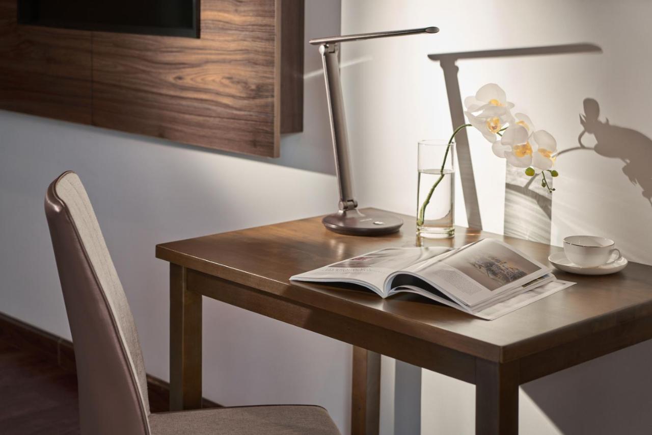 Vias Hotel Vung Tau - Transportation Included מראה חיצוני תמונה A desk lamp