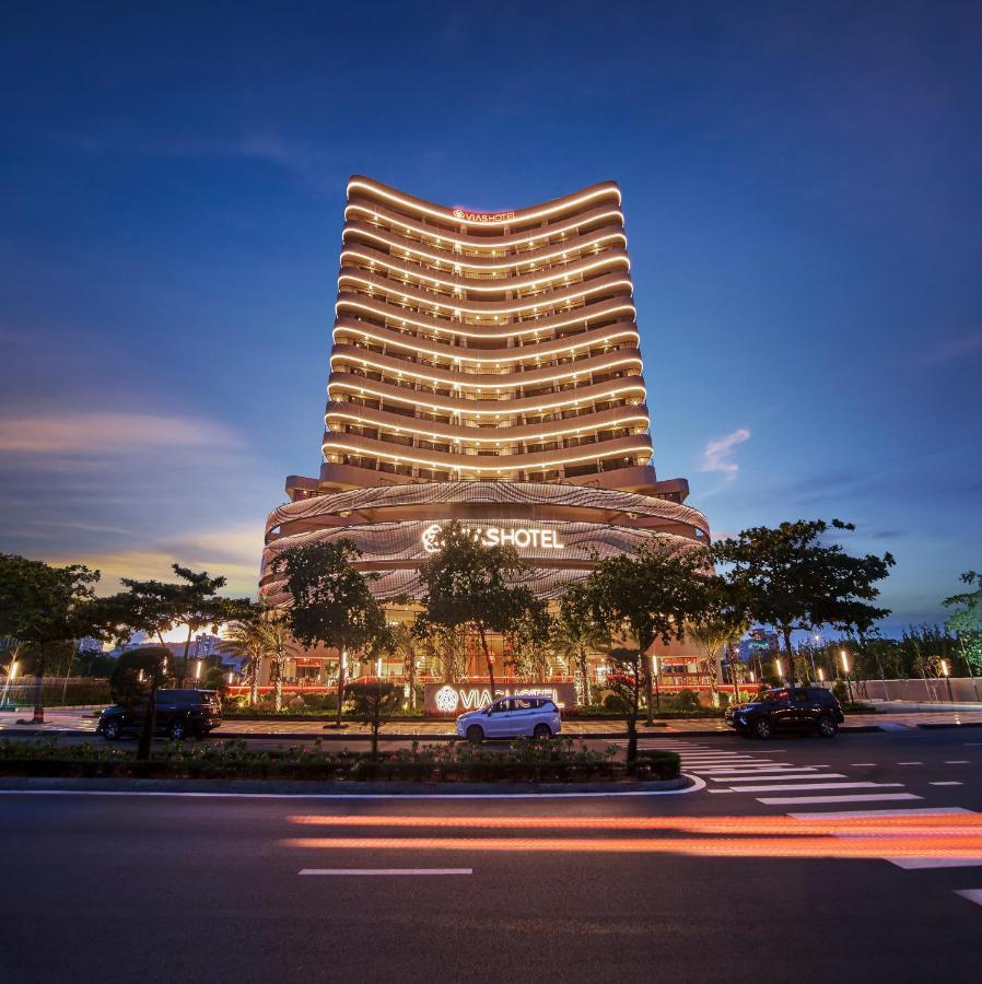 Vias Hotel Vung Tau - Transportation Included מראה חיצוני תמונה The hotel at night