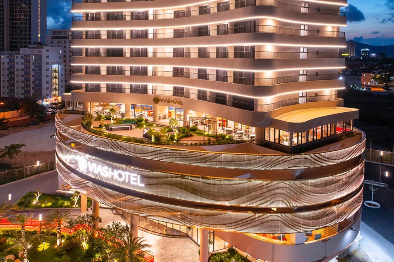Vias Hotel Vung Tau - Transportation Included מראה חיצוני תמונה The hotel at night