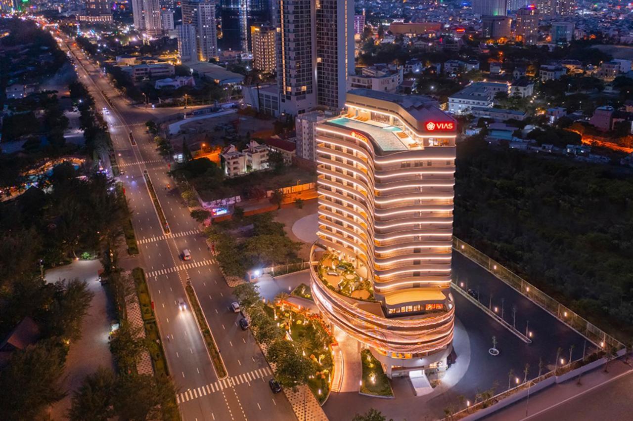 Vias Hotel Vung Tau - Transportation Included מראה חיצוני תמונה The hotel at night