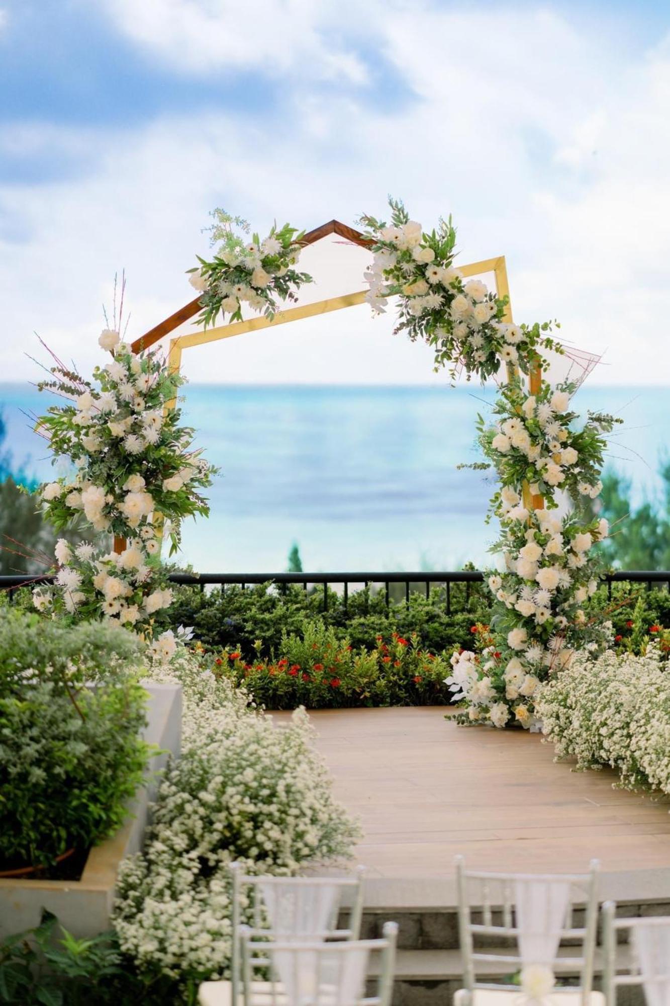 Vias Hotel Vung Tau - Transportation Included מראה חיצוני תמונה A wedding arch