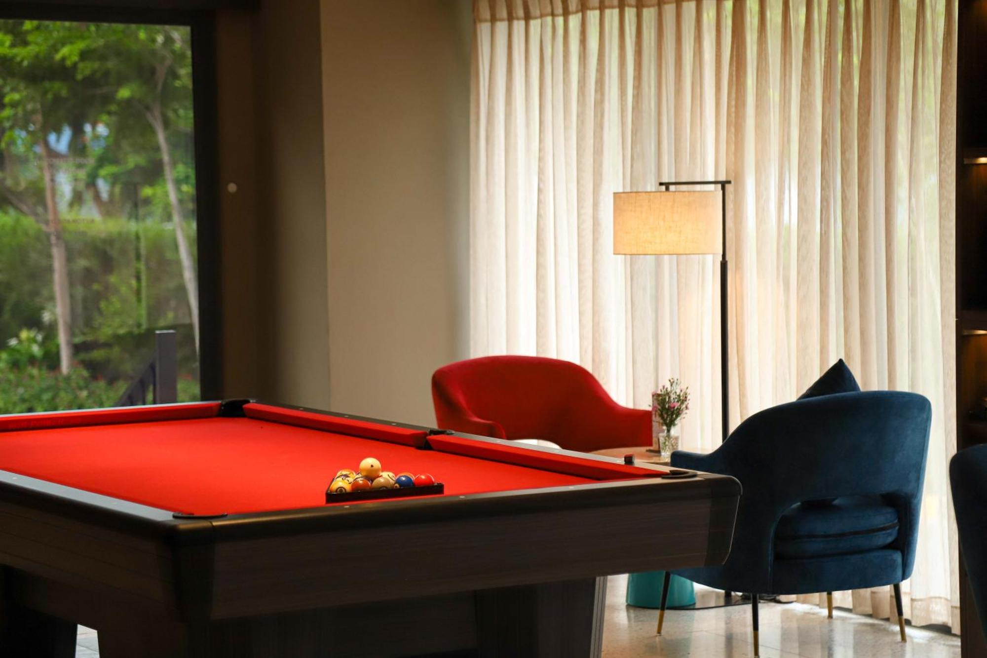 Vias Hotel Vung Tau - Transportation Included מראה חיצוני תמונה A pool table