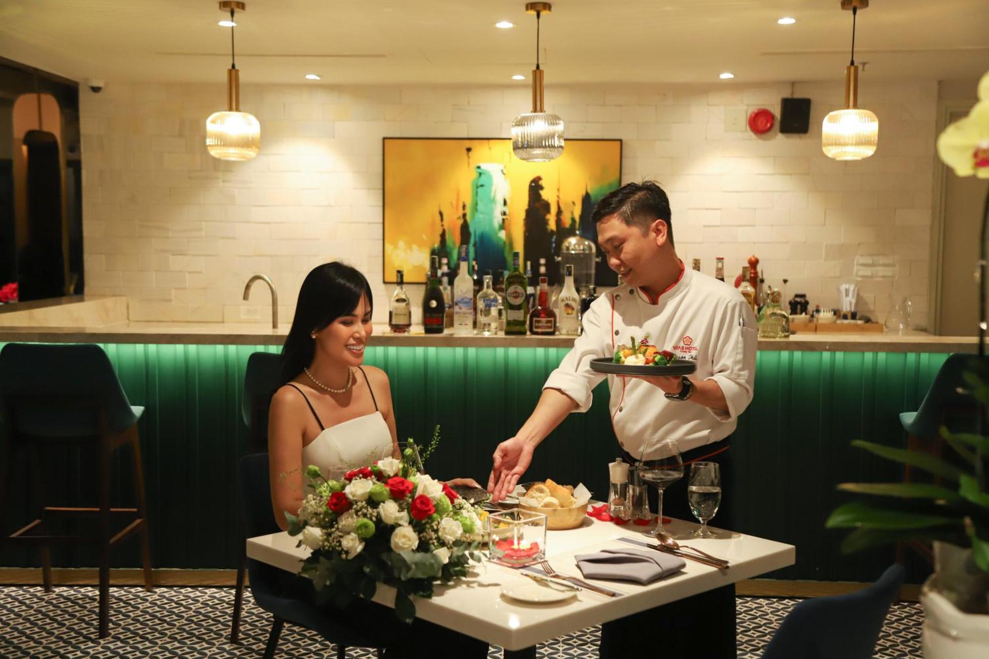 Vias Hotel Vung Tau - Transportation Included מראה חיצוני תמונה A bartender serving a guest at the bar