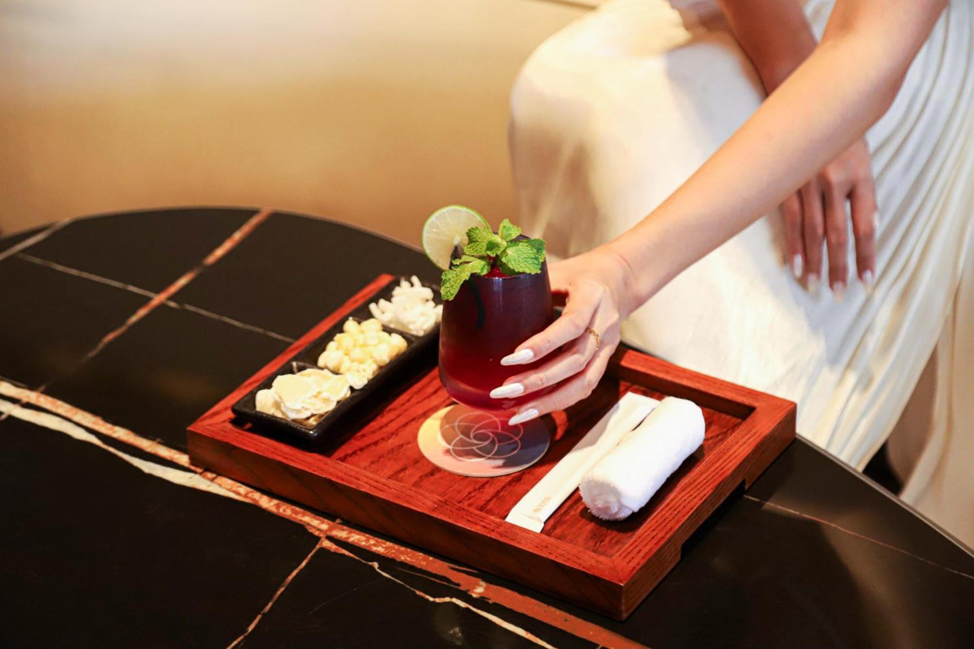 Vias Hotel Vung Tau - Transportation Included מראה חיצוני תמונה A woman holding a drink
