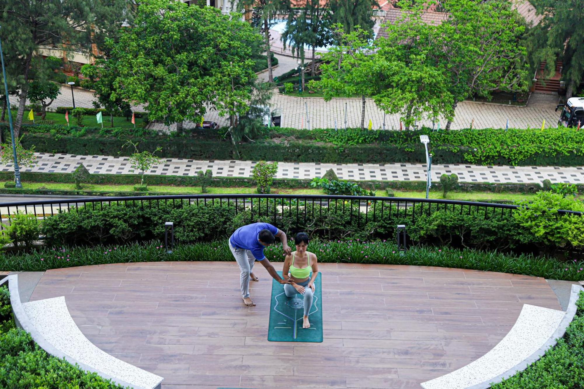 Vias Hotel Vung Tau - Transportation Included מראה חיצוני תמונה A woman practices yoga at the park